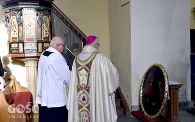 Proboszcz parafii w Pszennie poprosił o poświęcenie odnowionych elementów przestrzeni liturgicznej.