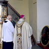 Proboszcz parafii w Pszennie poprosił o poświęcenie odnowionych elementów przestrzeni liturgicznej.