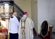 Proboszcz parafii w Pszennie poprosił o poświęcenie odnowionych elementów przestrzeni liturgicznej.