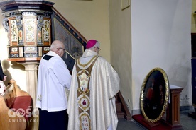 Proboszcz parafii w Pszennie poprosił o poświęcenie odnowionych elementów przestrzeni liturgicznej.