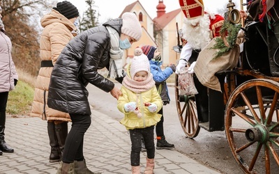 Dzieci czekały na niego cały rok.