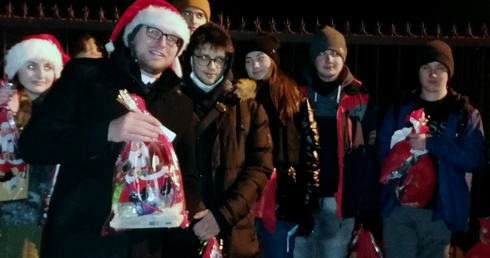 Młodzież z KSM-u i ks. Daniel Wiecheć roznosili prezenty po osiedlu.