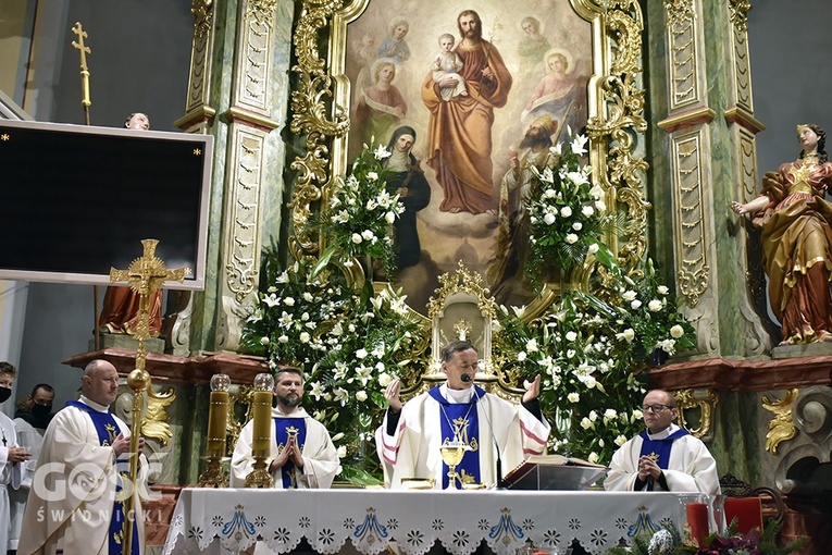 Bp Adam Bałabuch wraz z koncelebransami w drugim dniu przygotowania do zawierzenia św. Józefowi diecezji świdnickiej.
