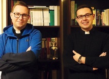 Księża Jakub Kuliński i Damian Broda prowadzą spotkania online dla młodzieży starszej.