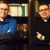 Księża Jakub Kuliński i Damian Broda prowadzą spotkania online dla młodzieży starszej.
