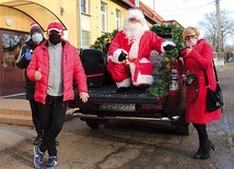 Staropolski św. Mikołaj wraz z ekipą pomocników.
