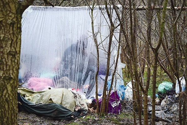 Członkowie stowarzyszenia dotrą do noclegowni, ale także do koczowisk osób bezdomnych. 