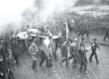 W tłumie gdynian niosących na drzwiach zabitego Zbyszka Godlewskiego była Ewa Jażdżewska.