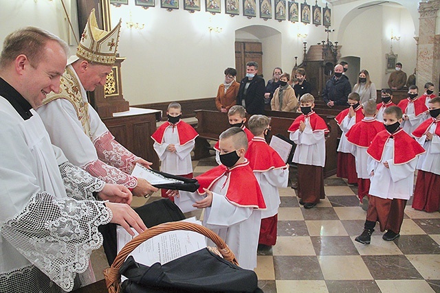 Bp Andrzej Jeż wręczył mianowanym „ministerialne teki”  wraz z podziękowaniem imiennie skierowanym do rodziców.