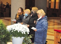	Modlące się mamy raz w miesiącu spotykają się w kościele.  Na zdjęciu adoracja w parafii Miłosierdzia Bożego w Głogowie. 