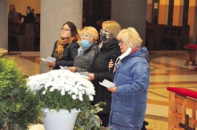 	Modlące się mamy raz w miesiącu spotykają się w kościele.  Na zdjęciu adoracja w parafii Miłosierdzia Bożego w Głogowie. 