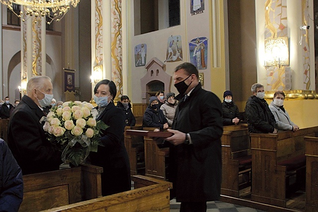 	Gratulacje i życzenia złożyli jubilatowi m.in. przedstawiciele parafii i chóru parafialnego. List gratulacyjny skierował do niego bp Andrzej Jeż.