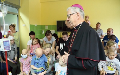 ▲	W tym roku pandemia uniemożliwiła wizytę abp. Skworca u najmłodszych w GCZD. Na zdjęciu odwiedziny z 2017 roku.