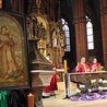 W prezbiterium stanął obraz św. Barbary. 