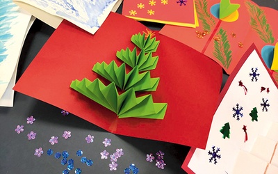 Na zajęciach można nauczyć się robienia kartek świątecznych.