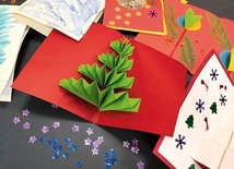 Na zajęciach można nauczyć się robienia kartek świątecznych.