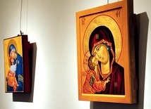 ▲	Teraz można zobaczyć różne wizerunki Maryi, natomiast w przyszłym roku płocka pracownia pokaże również ikony wielkopostne i wielkanocne oraz ikony świętych i aniołów.