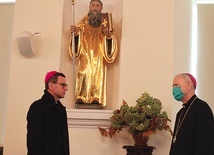 ▲	Biskupi Piotr Libera i Mirosław Milewski przy rzeźbie świętego, która wypełniła niszę najbardziej reprezentatywnego pomieszczenia Muzeum Diecezjalnego.