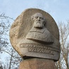 ▲	Pomnik arcybiskupa w Parku Dydaktycznym w Rostkowie autorstwa Jana Stępkowskiego, niezapomnianego rzeźbiarza ze Strzegowa.