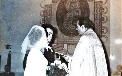 Dzięki zachowanej fotografii ślubnej wiadomo, jak wyglądał obraz Matki Bożej Królowej Korony Polskiej.