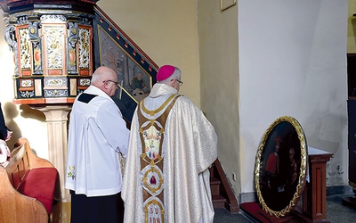 ▲	Proboszcz poprosił o poświęcenie odnowionych elementów przestrzeni liturgicznej.