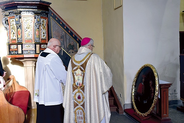 ▲	Proboszcz poprosił o poświęcenie odnowionych elementów przestrzeni liturgicznej.