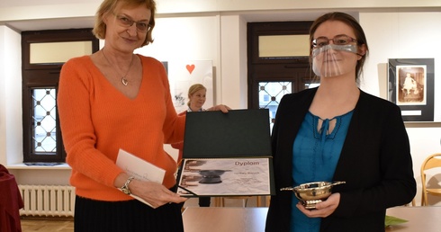 Ewie Boruch (z prawej) dyplom i pamiątkowy puchar wręczyła Anna Skubisz-Szymanowska.