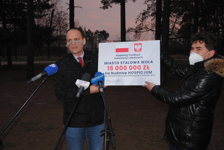 Przekazanie czeku na 15 mln złotych na budowę hospicjum.