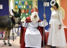 Święty Mikołaj ucieszył się z obecności swojego pupila - osiołka Ryczusia.