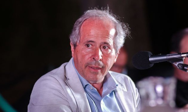 Andrea Crisanti jest profesorem mikrobiologii na Uniwersytecie w Padwie. Wcześniej był profesorem parazytologii molekularnej w Imperial College London.