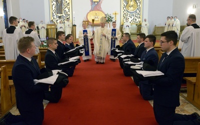 Bp Piotr Turzyński poświęcił i pozwolił alumnom III roku na założenie stroju  duchownego.