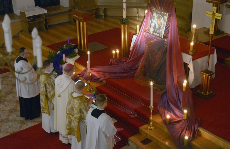 Modlitwie Akatystu przewodniczył bp Piotr Turzyński.