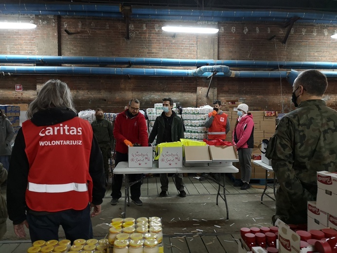 Świąteczne paczki dla wrocławskich seniorów