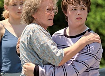 Na zdjęciu od lewej: Haley Bennett, Glenn Close, Owen Asztalos.