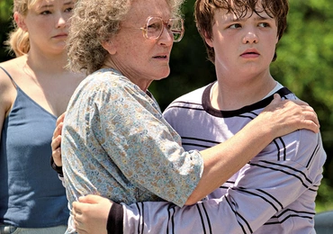 Na zdjęciu od lewej: Haley Bennett, Glenn Close, Owen Asztalos.