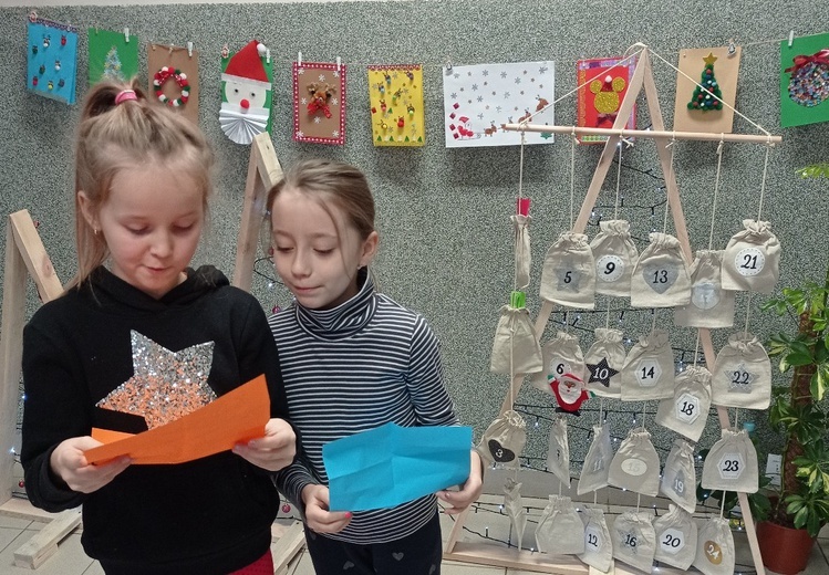 Dzieci każdego dnia zaglądają do kalendarza i wypełniają zalecone zadania.