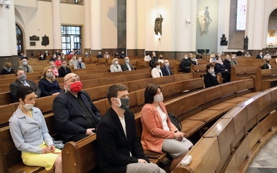 Kościół katowicki w liczbach. Ile osób chodzi do kościoła?