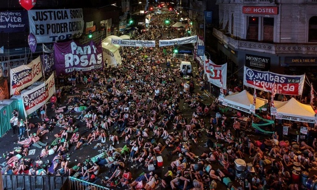 Nocne "czuwanie" na pl. Kongresowym w Buenos Aires, które podzieliło na pół społeczeństwo argentyńskie.