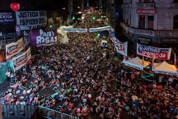 Nocne "czuwanie" na pl. Kongresowym w Buenos Aires, które podzieliło na pół społeczeństwo argentyńskie.
