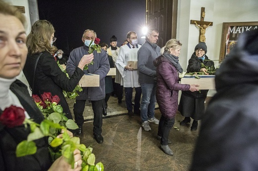 Przejmujący orszak. Pogrzeb nienarodzonych z warszawskich szpitali