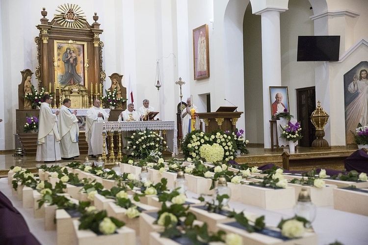 Przejmujący orszak. Pogrzeb nienarodzonych z warszawskich szpitali