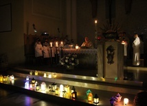 Światło lampionów na początku Mszy św. oświetla ołtarz.