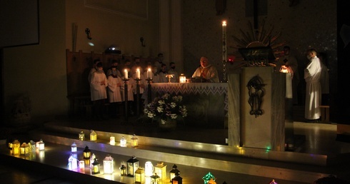 Światło lampionów na początku Mszy św. oświetla ołtarz.