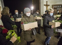 Przejmujący orszak. Pogrzeb nienarodzonych z warszawskich szpitali