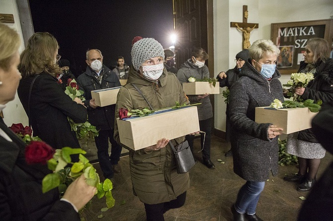 Przejmujący orszak. Pogrzeb nienarodzonych z warszawskich szpitali