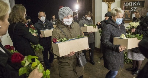 Przejmujący orszak. Pogrzeb nienarodzonych z warszawskich szpitali