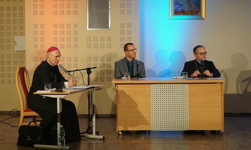 Żeby księża mogli zejść z rusztowań 
