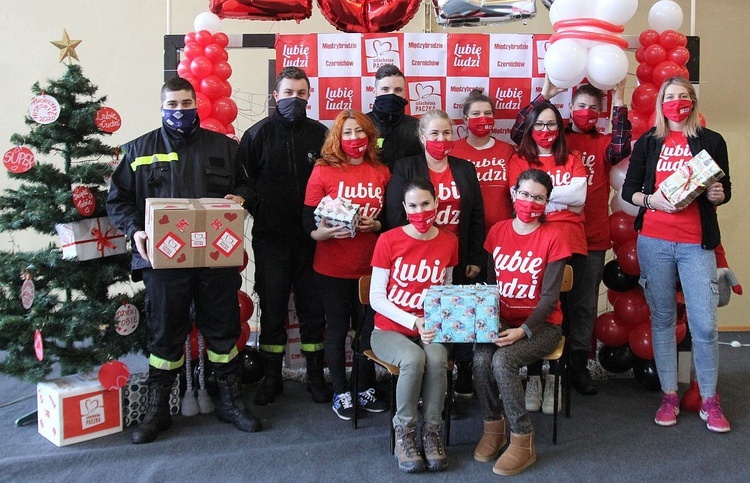 Wolontariusze z gminy Czernichów razem ze wspierającymi ich strażakami z Międzybrodzia Żywieckiego.