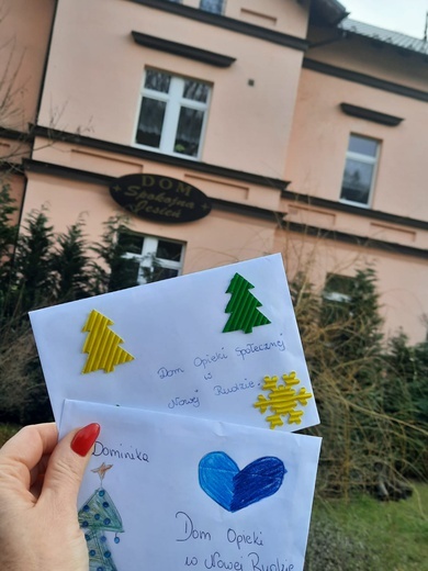 W Głuszycy dzieci wysłały seniorom kartki świąteczne