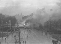 Walki uliczne w rejonie Huciska w Gdańsku 15 grudnia 1970 roku. W tle kościoły św. Mikołaja, św. Jana i Mariacki.